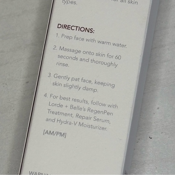 White Cleanser and Exfoliant for a Modern Skincare Routine - Picture 8 of 9